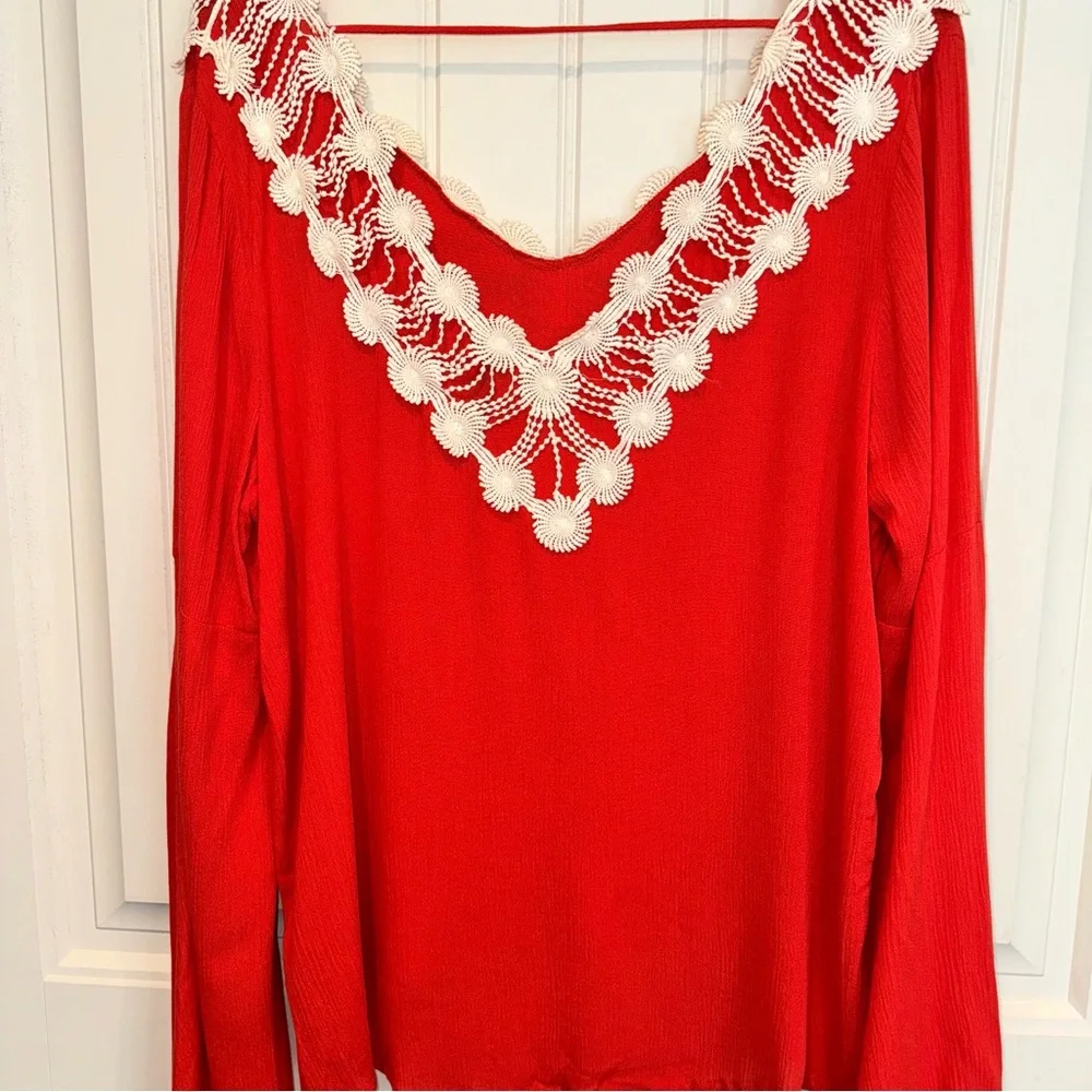 Entero Blouse with crocheted accents